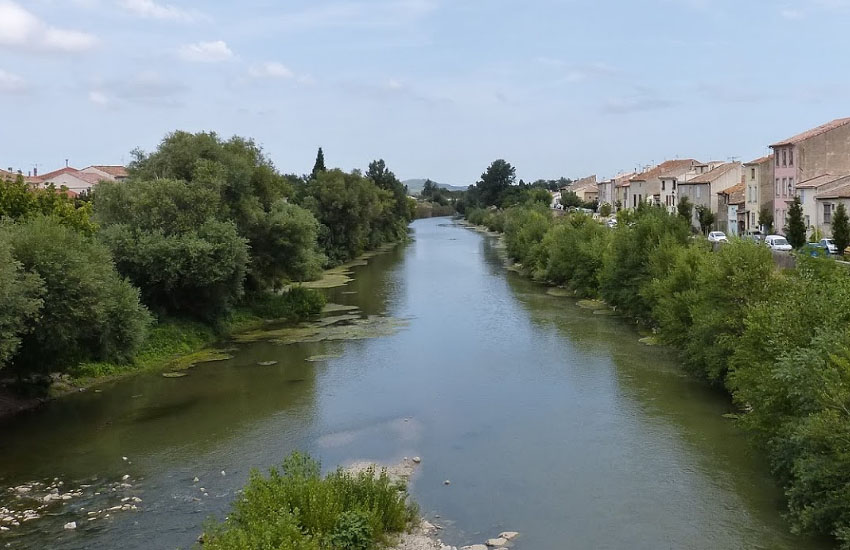 Река Од (Aude) в нижнем течении: город Курсан (Coursan)