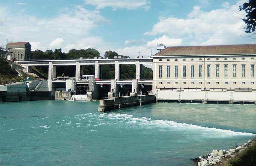 Река Рона (Rhone) на границе Франции и Швейцарии