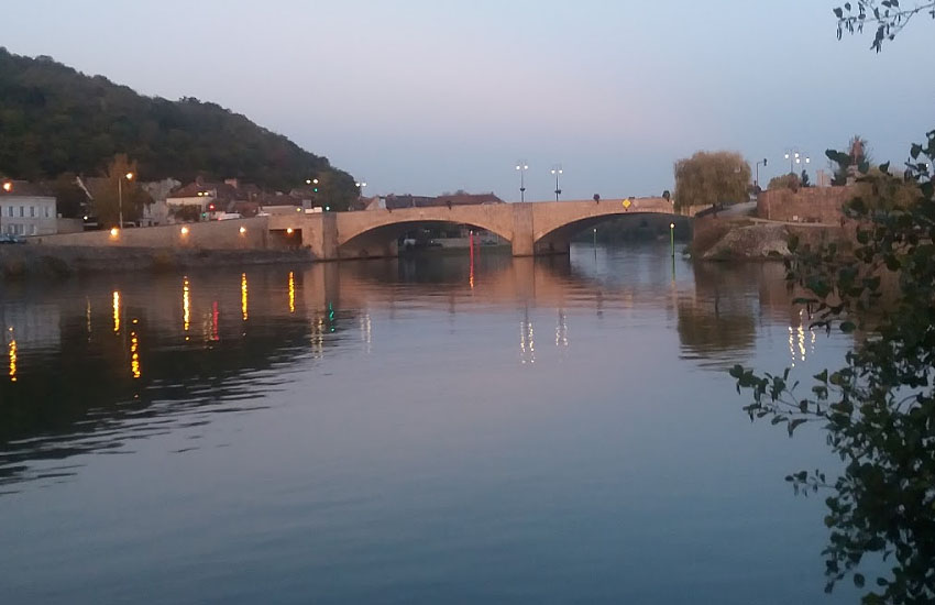 Сена (Seine) в месте впадения притока Йонны