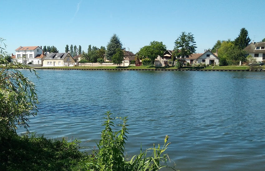 Река Йонна в нижнем течении у города Курлон-Сюр-Йонн (Courlon-sur-Yonne)