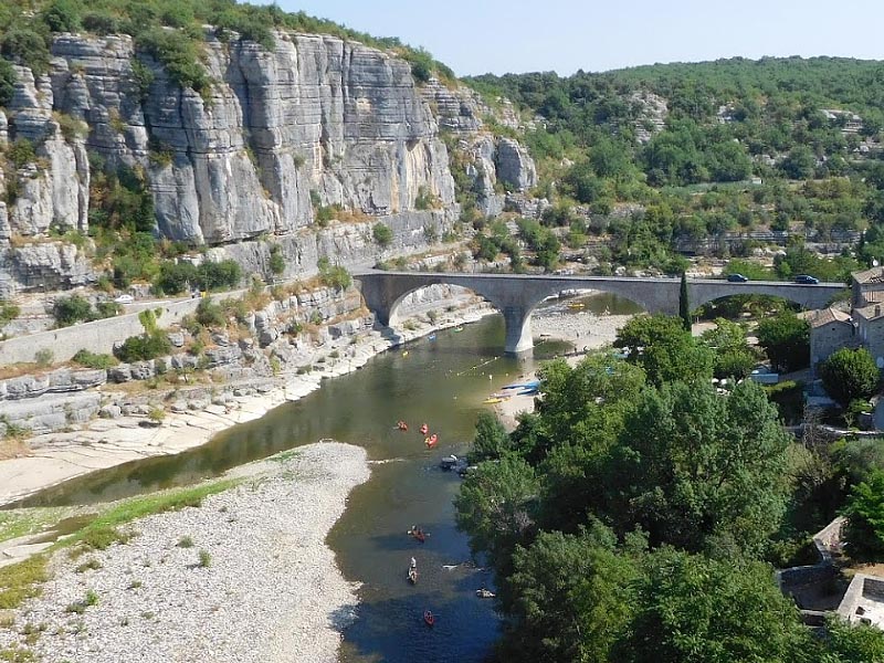 Река Ардеш (Ardeche) в среднем течении